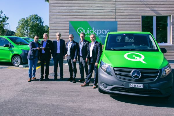 E-Mobilität News: Mercedes-Benz übergibt 100 eVitos an Quickpac