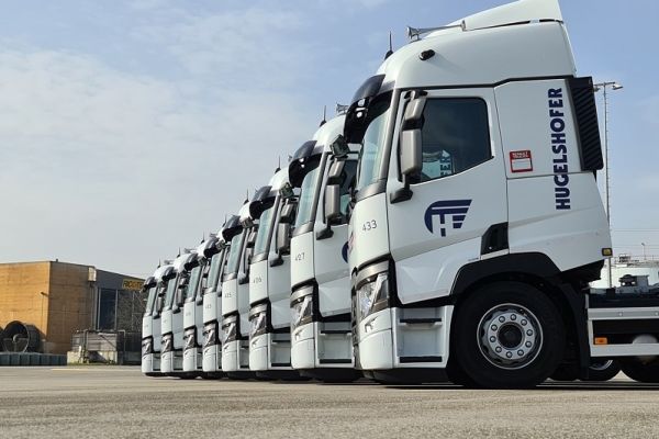 21 nouveaux tracteurs de Renault Trucks (Suisse) au service de Hugelshofer